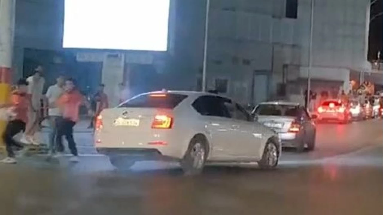 Taraftar�n �zerine otomobil s�ren s�r�c�ye ceza ya�d�