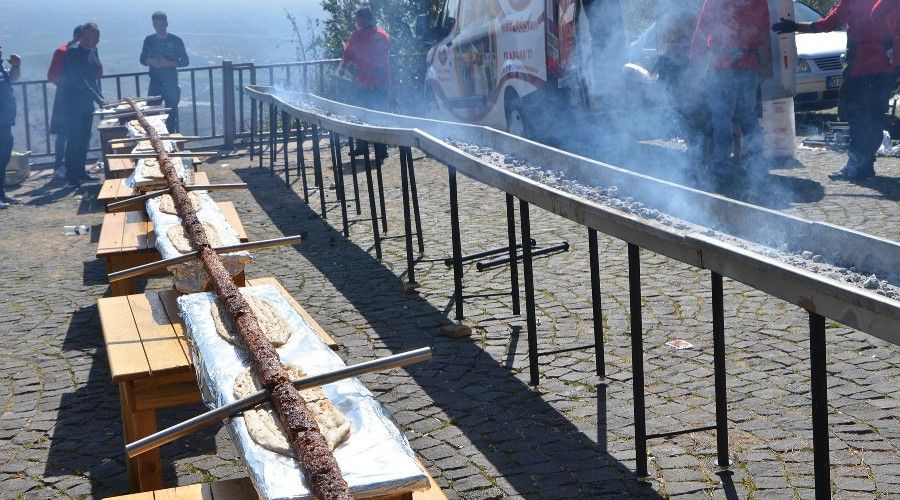 Tarihi kente 20 metrelik boru kebabyla tantm