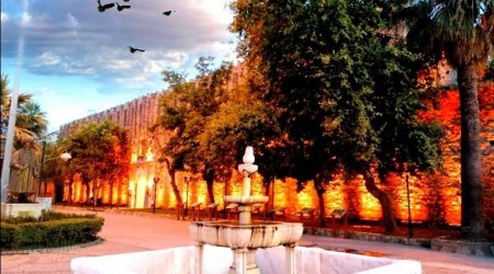 Tarihi kervansaray ışıl ışıl