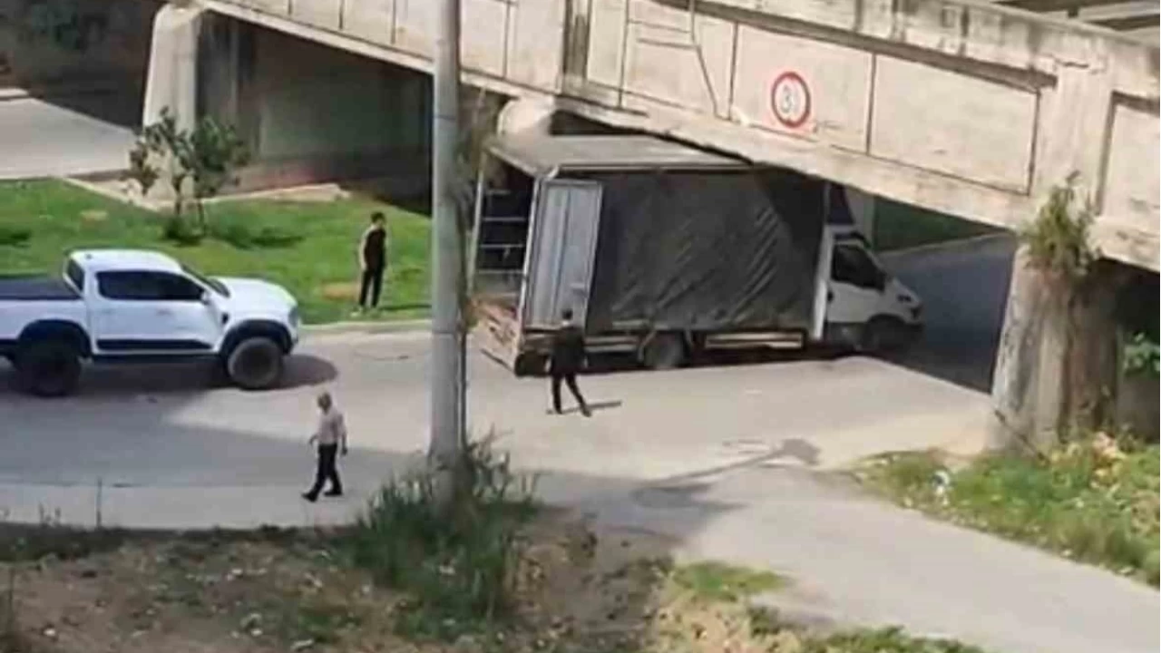 Tarsus'ta kamyonet k�pr�ye s�k��t�
