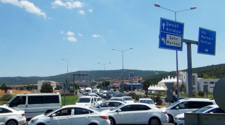 Tatilciler erken geldi, trafik felç oldu