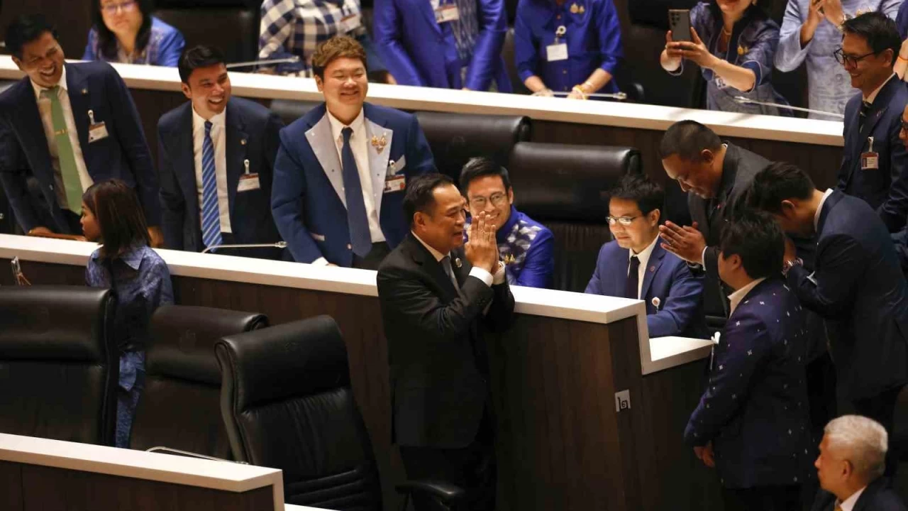 Tayland'�n yeni ba�bakan� Anutin Charnvirakul oldu