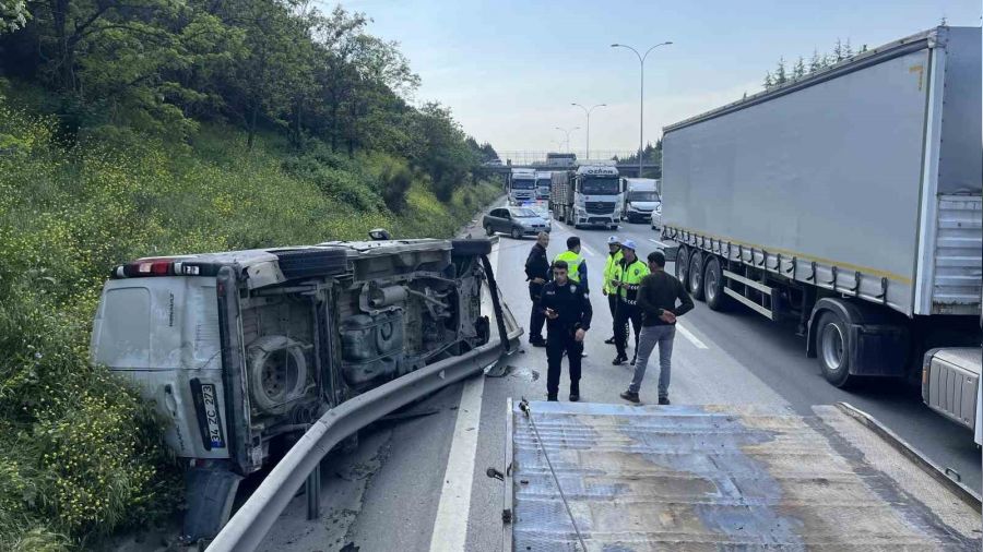 TEM'de lasti�i patlayan ara� takla att�