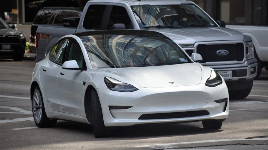 Tesla hakk�nda, s�r�� esnas�nda direksiyonunun yerinden ��kt��� �ikayetleri �zerine inceleme ba�lat�ld�