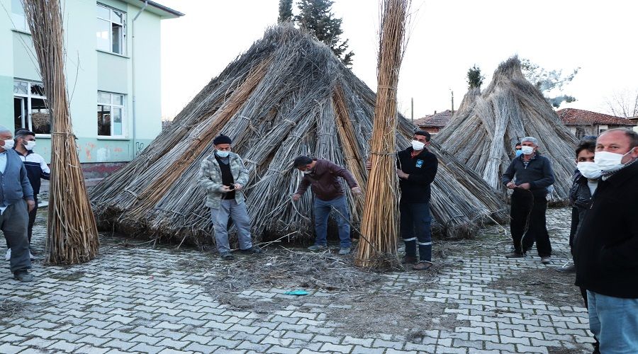 Tohumlar� ald�lar saplar� �reticinin elinde kald�