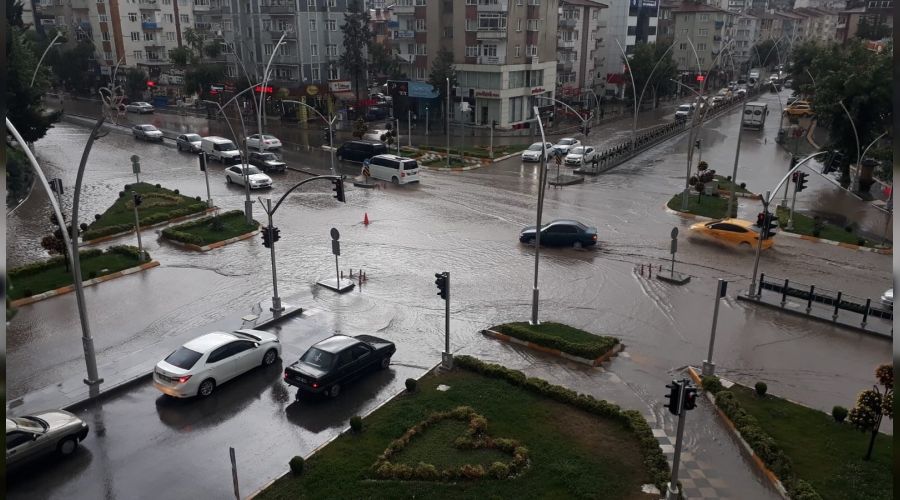 Tokat'ta sağanak yağış hayatı olumsuz etkiledi