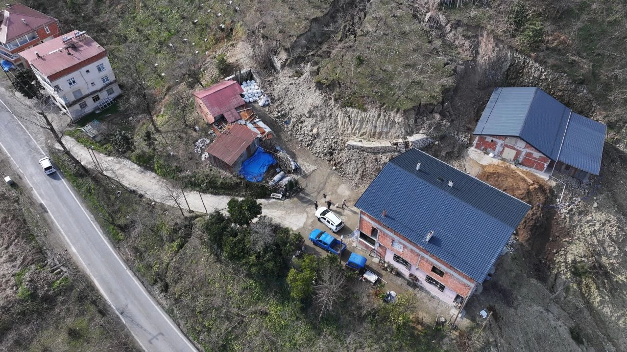 Trabzon'daki heyelan b�lgesi havadan g�r�nt�lendi
