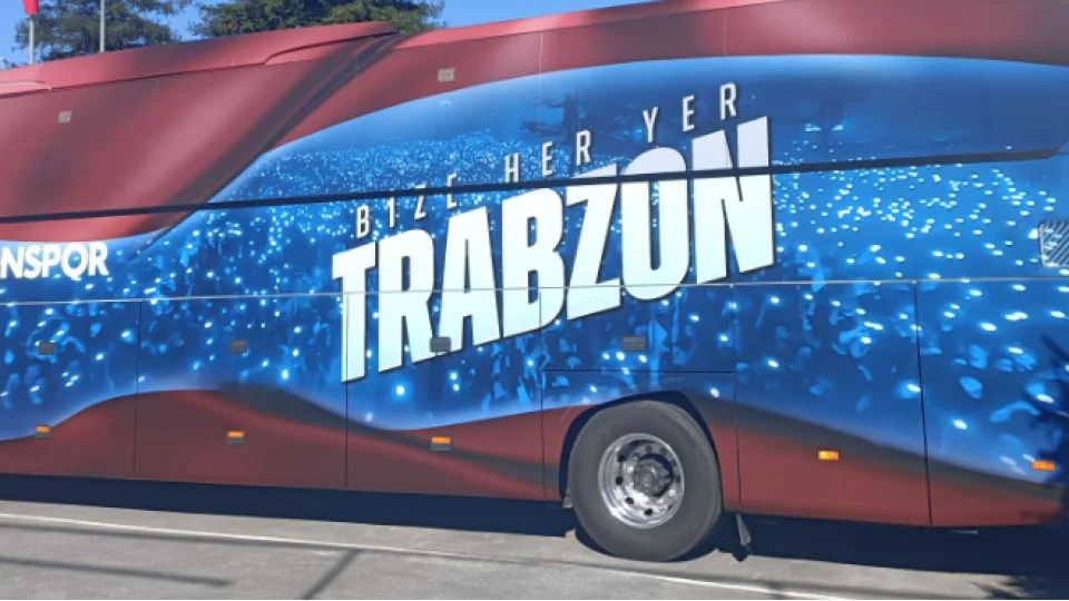 Trabzonspor'un tak�m otob�s�ne ta�l� sald�r�