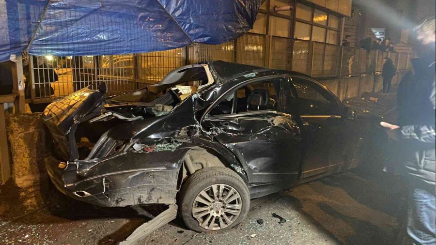 Trenin �arpt��� otomobilden burunlar� bile kanamadan ��kt�lar