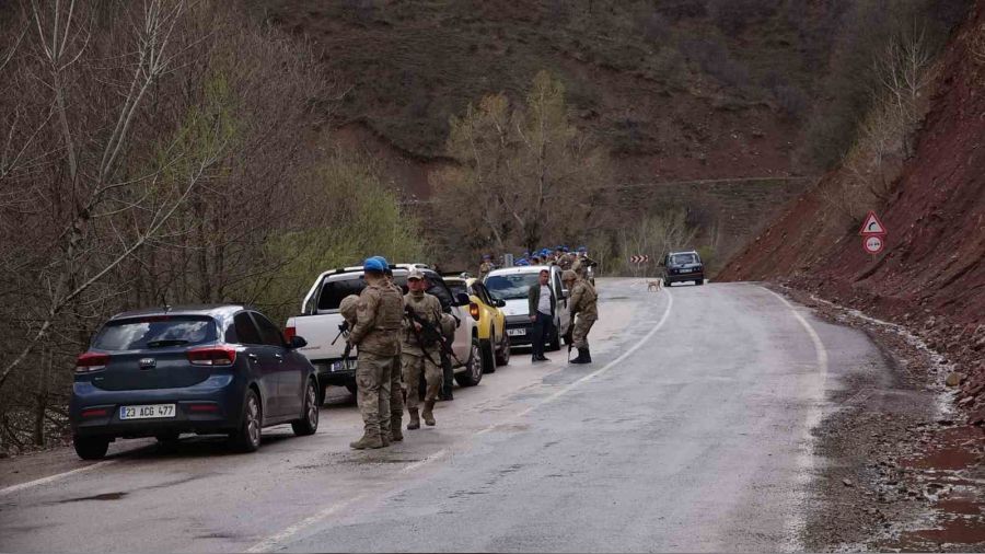Tunceli'de otomobil çaya uçtu: 3 genç kayıp