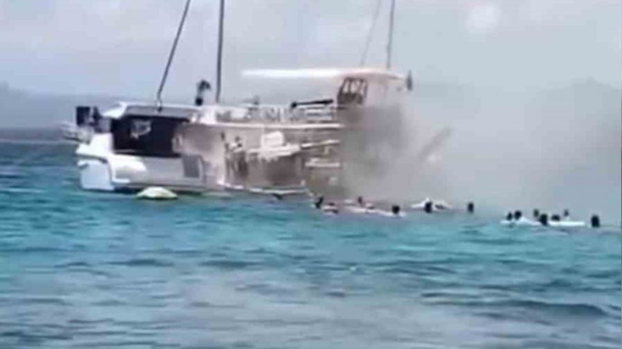 Tur teknesinde yang�n deh�eti: Yolcular denize atlayarak can�n� kurtard�