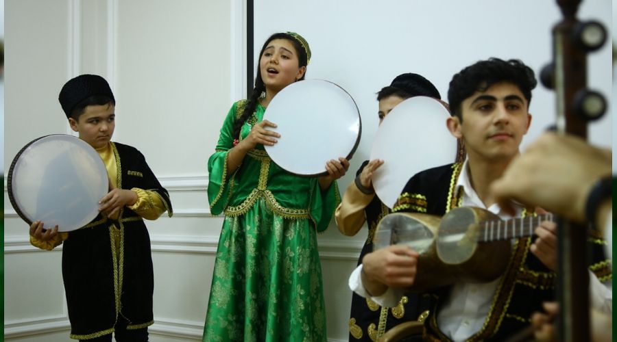 Trk dnyasndan ocuklar Bak'de bulutu
