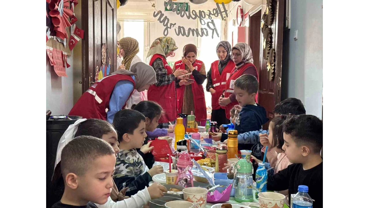 Türk Kızılayı miniklerin ilk oruç heyecanına ortak oldu