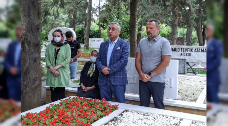Türk sinemasının unutulmaz ismi Kemal Sunal Zincirlikuyu'daki kabri başında anıldı