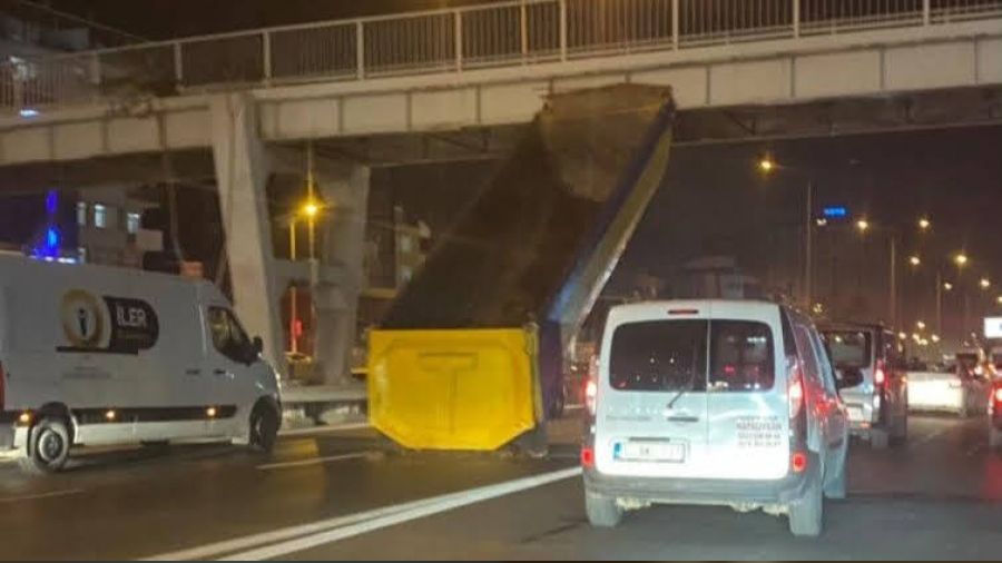 Tuzla'da kamyon damperi üst geçide takılı kaldı