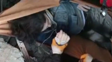Ümraniye ekibi, 33 saat sonra hastane enkazından bir kadını kurtardı