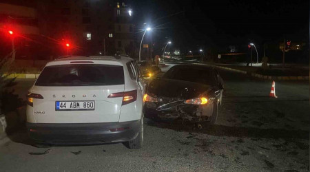Uak'ta iki otomobil kavakta arpt: 5 yaral