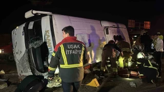 Uşak'ta otomobil ile işçi servisi çarpıştı: 1'i ağır, 28 yaralı