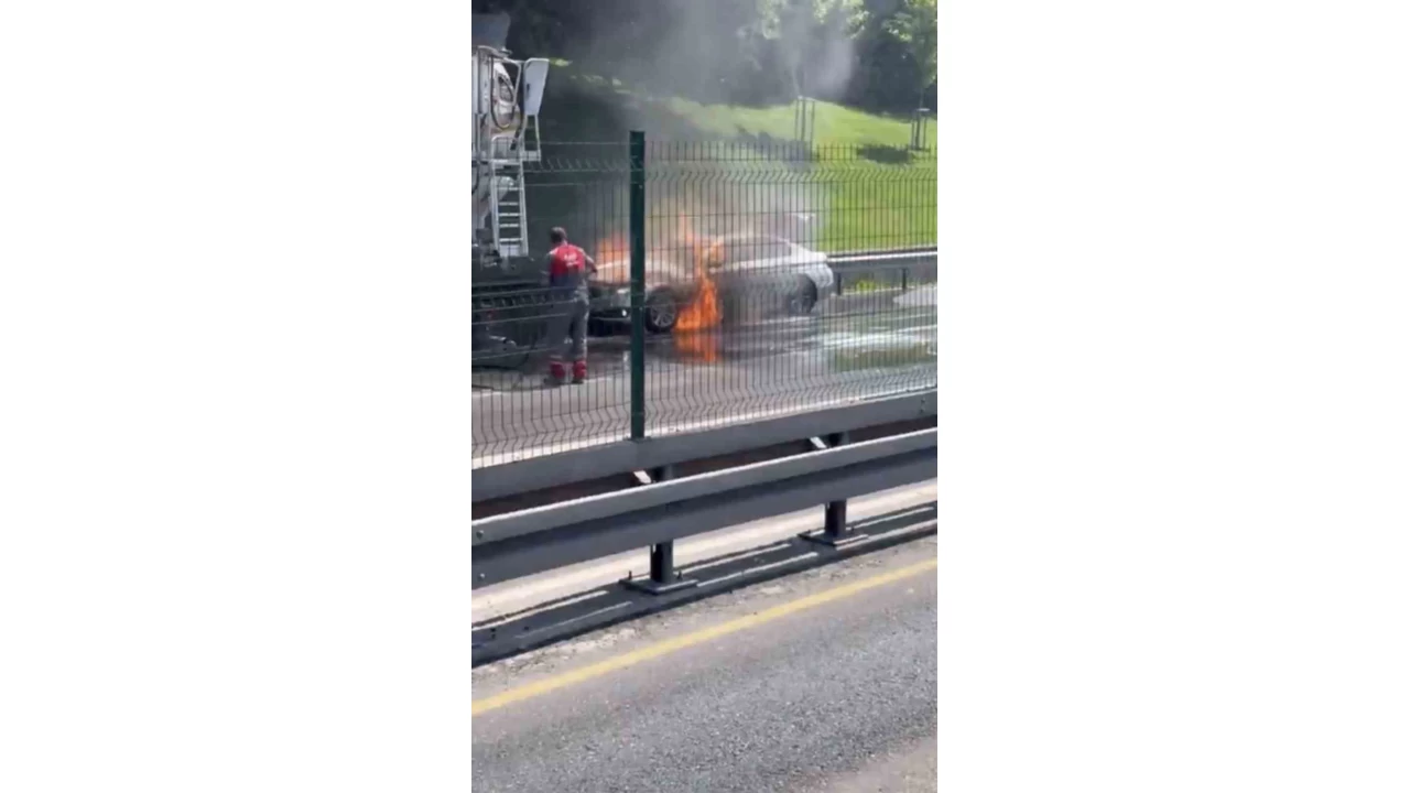 Üsküdar'da lüks otomobil alev alev yandı