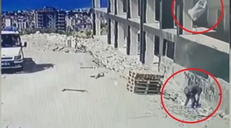 Üzerine 4. kattan kum çuvalı düştü