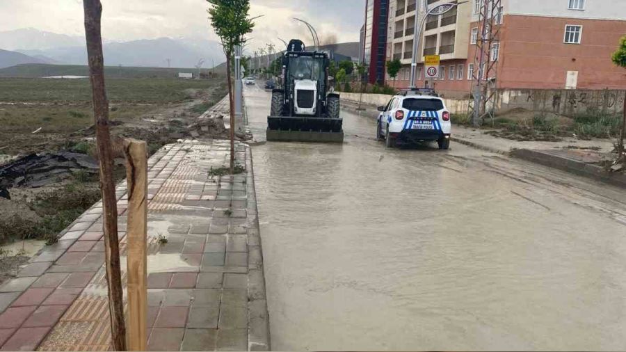 Van Gürpınar'da su taşkınları meydana geldi