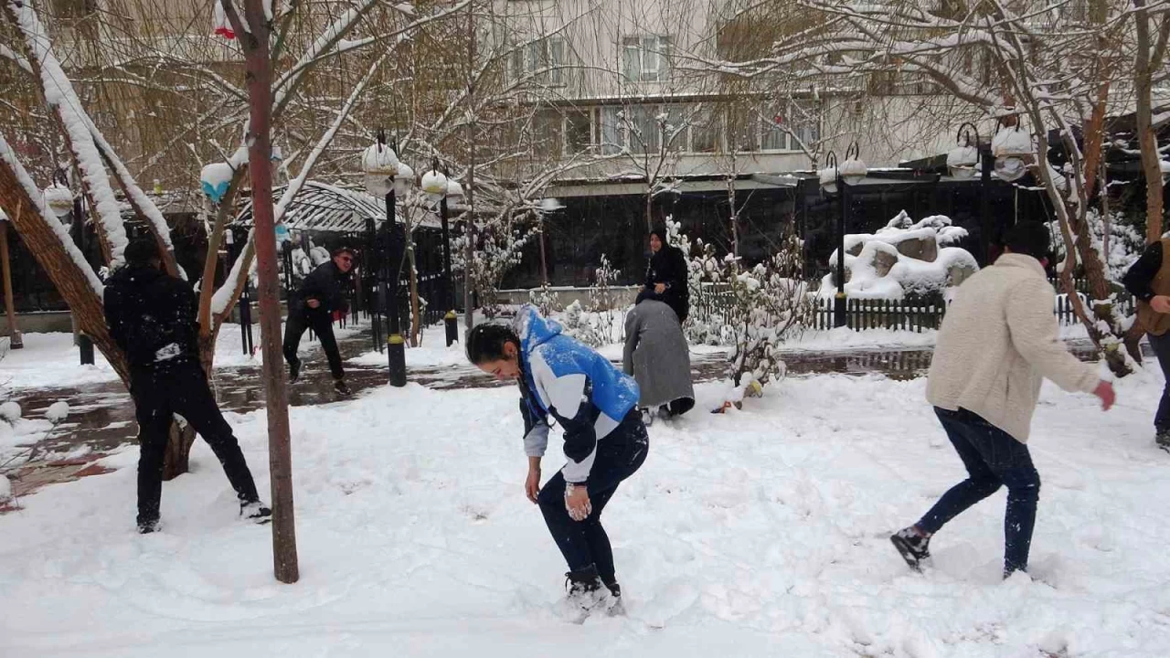 Van'da esnafın kartopu keyfi