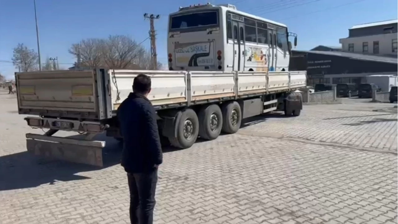 Vanlı vatandaş satamadığı midibüsü cep telefonu ile takas etti