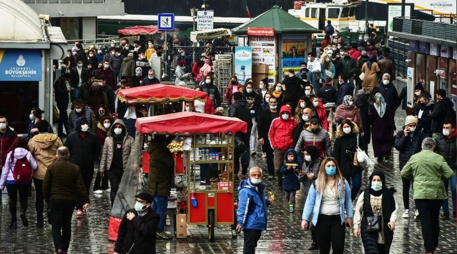 Vatandaşlar Eminönü'ne akın etti