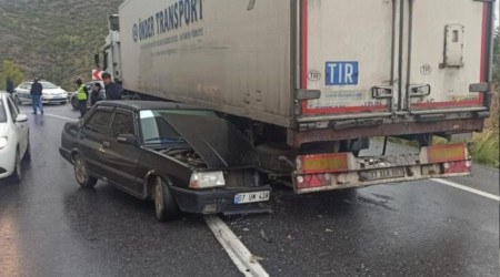Virajı alamayan otomobil, tırın altına girdi: 1'i çocuk 4 yaralı