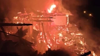 Yangn kan ev kt, engelli iki karde enkaz altnda aranyor