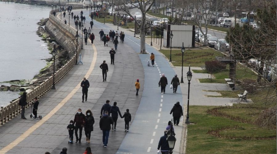 Yasak kalktı insanlar sahilde