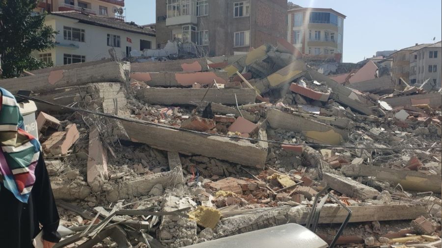 Yıkılan hasarlı bina sağlam binaya zarar verdi