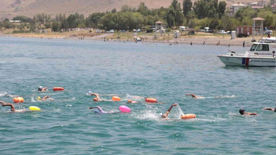 Yüzlerce sporcu Akdamar Adası'na yüzdü