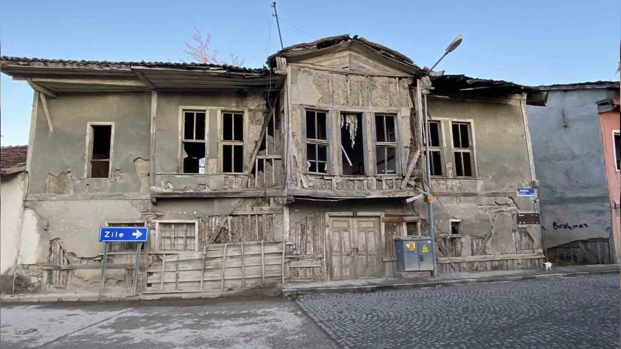 Zile'deki metruk yapılar korkuya sebep oluyor