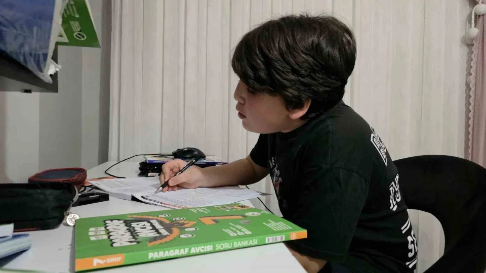 12 ya��ndaki �ocuk 8 y�ld�r �ks�r�yor