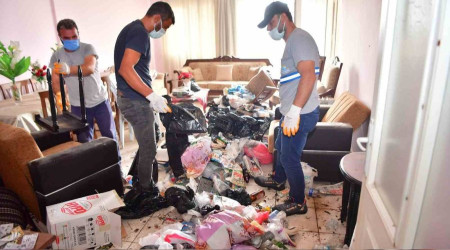 Adana'da bir evden 20 ton çöp çıktı