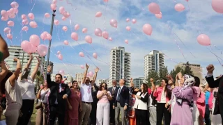 Adana'da gkyzne yzlerce pembe balon brakld