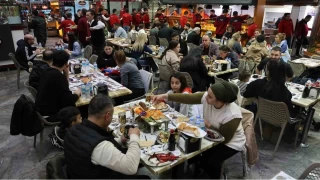 Adana'da ilk iftarda kebapçılar doldu taştı