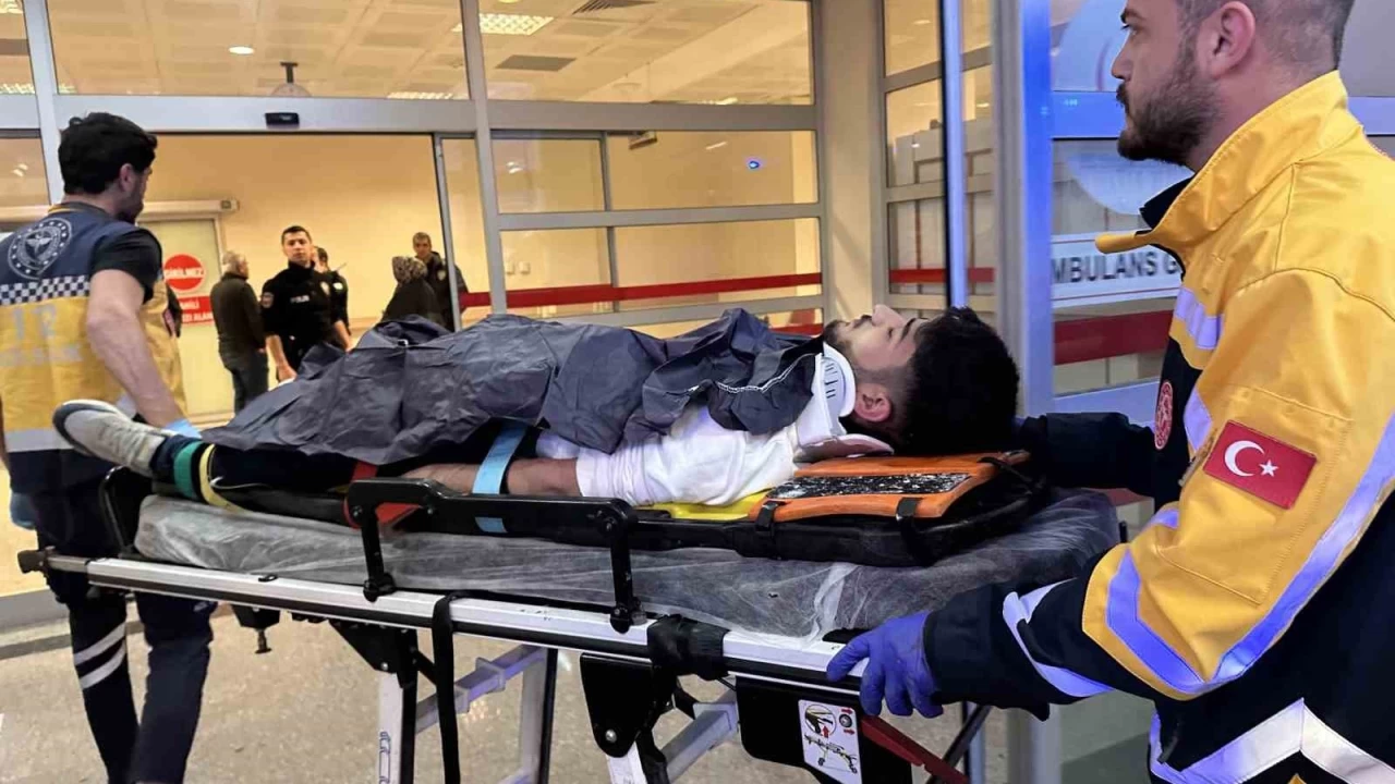 Adıyaman'da iki otomobil çarpıştı: 1'i ağır 3 yaralı