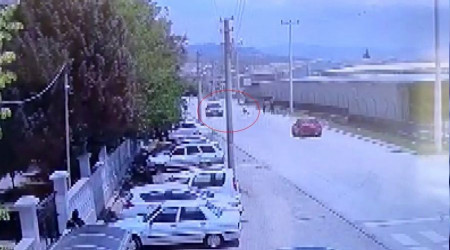 Adrenalin olsun diye araçların önüne atlayan öğrencilerden biri ölümden kıl payı kurtuldu