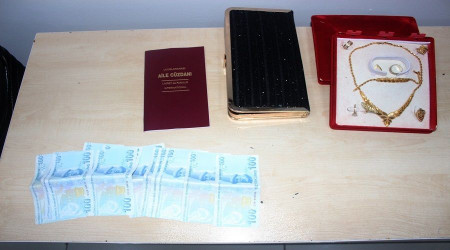 Afganlı çift takılarını kaldırımda unuttu