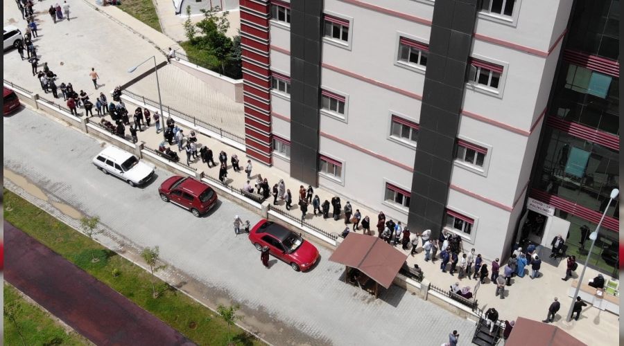 Afyonkarahisar'da a�� kuyru�u