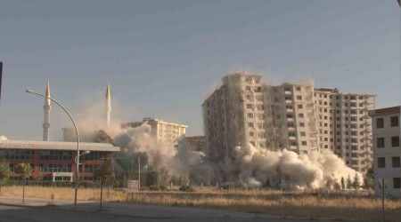 Ağır hasarlı 3 blok saniyeler içerisinde yıkıldı