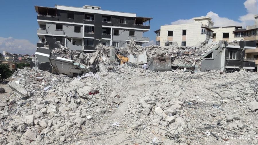 Ağır hasarlı binayı yıkarken enkaz altında kaldı
