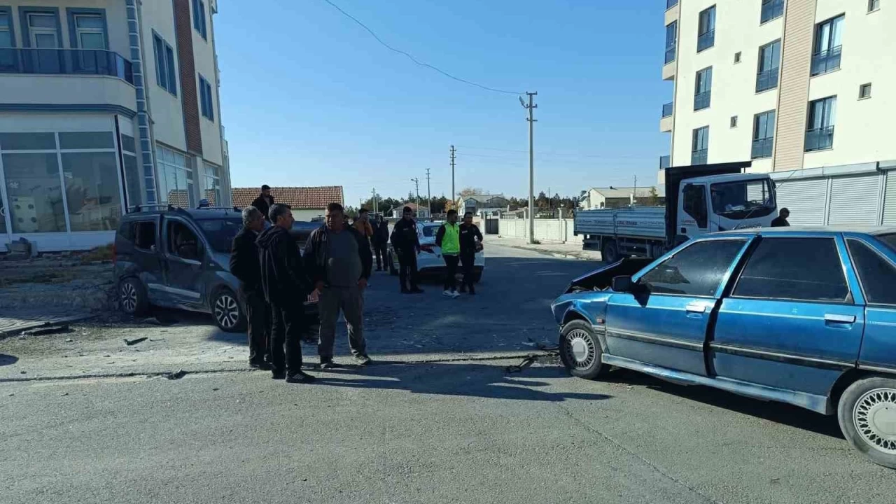 Aksaray'da hafif ticari ara� ile otomobil �arp��t�: 7 yaral�