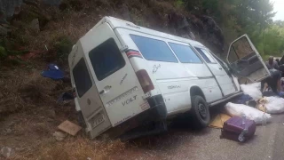 Alanya'da freni boalan minibs kayaya arpp devrildi: 3' ocuk 6 yaral