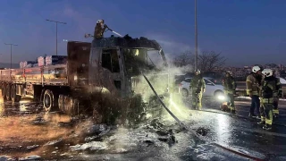 Alev topuna d�nen t�rdan geriye demir y���n� kald�