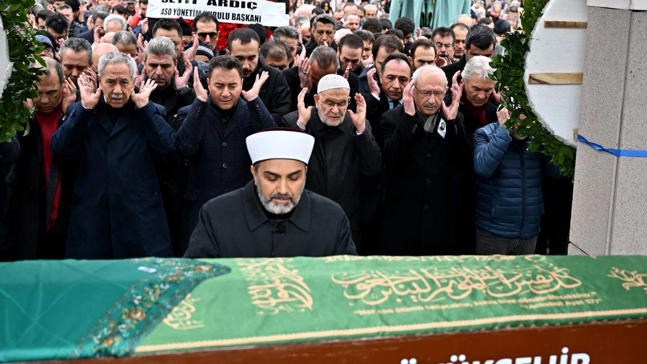 Ali Babacan'ın annesi son yolculuğuna uğurlandı