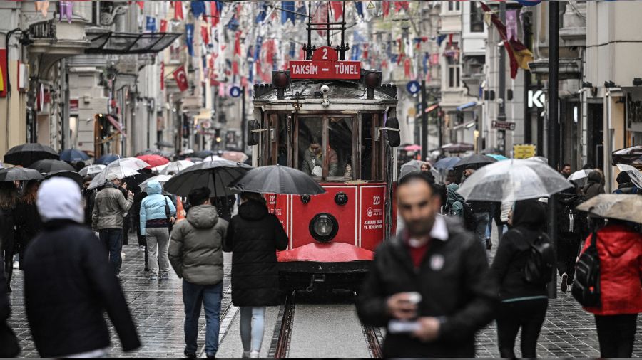 Alışveriş caddeleri salgına direndi