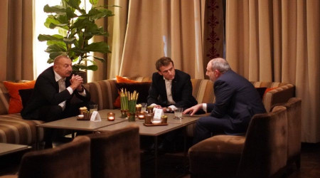 Aliyev ve Painyan ile gren Macron: Ermenileri asla terk etmeyeceiz